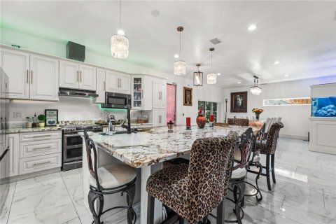 House in Saint Petersburg, Florida 7 bedrooms, 396.51 sq.m. № 2205126 - photo 2