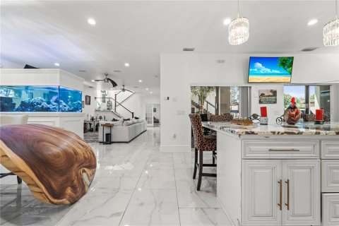 House in Saint Petersburg, Florida 7 bedrooms, 396.51 sq.m. № 2205126 - photo 12