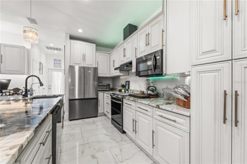 House in Saint Petersburg, Florida 7 bedrooms, 396.51 sq.m. № 2205126 - photo 3