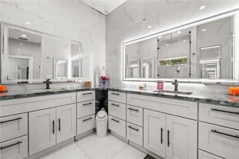House in Saint Petersburg, Florida 7 bedrooms, 396.51 sq.m. № 2205126 - photo 22