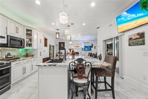 House in Saint Petersburg, Florida 7 bedrooms, 396.51 sq.m. № 2205126 - photo 8