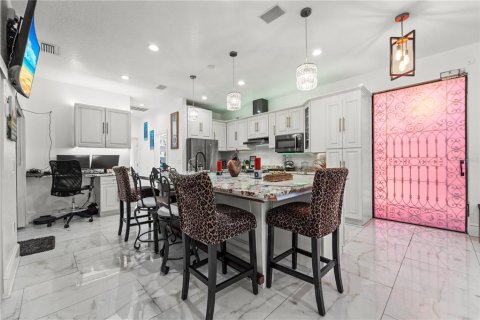 House in Saint Petersburg, Florida 7 bedrooms, 396.51 sq.m. № 2205126 - photo 6