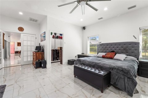 House in Saint Petersburg, Florida 7 bedrooms, 396.51 sq.m. № 2205126 - photo 20