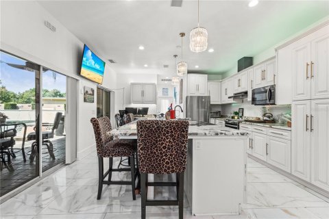 House in Saint Petersburg, Florida 7 bedrooms, 396.51 sq.m. № 2205126 - photo 5