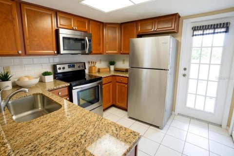 Townhouse in Tampa, Florida 2 bedrooms, 119.66 sq.m. № 2237939 - photo 10