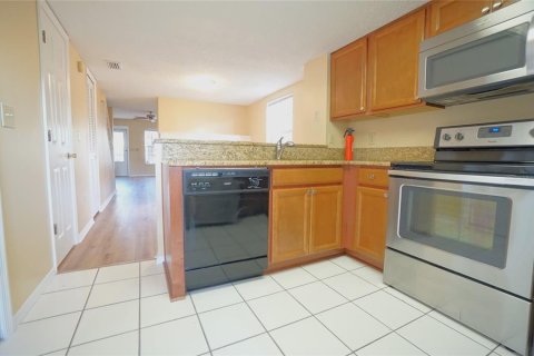 Townhouse in Tampa, Florida 2 bedrooms, 119.66 sq.m. № 2237939 - photo 13