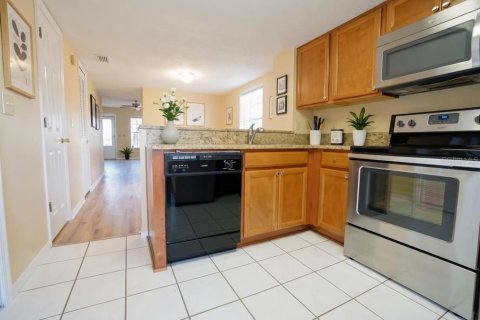 Townhouse in Tampa, Florida 2 bedrooms, 119.66 sq.m. № 2237939 - photo 12