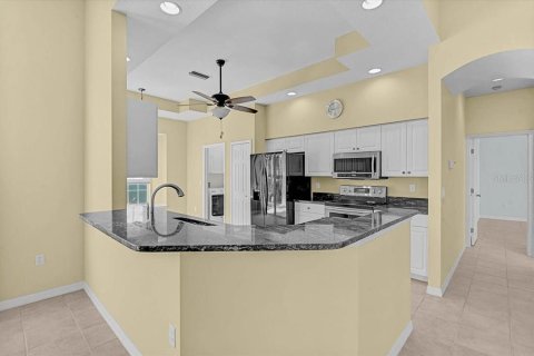 House in Bradenton, Florida 2 bedrooms, 170.94 sq.m. № 2200317 - photo 4