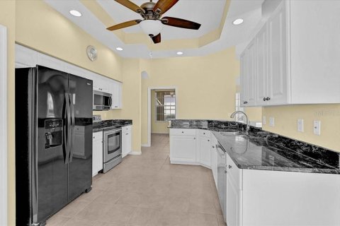 House in Bradenton, Florida 2 bedrooms, 170.94 sq.m. № 2200317 - photo 8