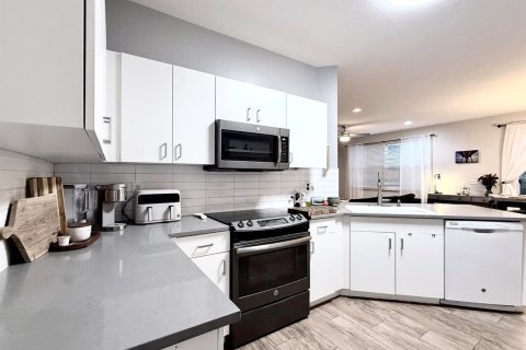 Townhouse in Palm Beach Gardens, Florida 3 bedrooms, 164.81 sq.m. № 2399982 - photo 13