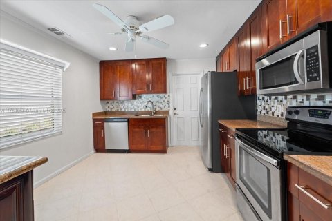 House in Palm Beach Gardens, Florida 3 bedrooms, 137.77 sq.m. № 1706693 - photo 12