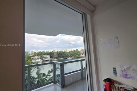 Condo in Bay Harbor Islands, Florida, 2 bedrooms № 1972765 - photo 17