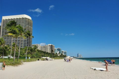 Condo in Bay Harbor Islands, Florida, 2 bedrooms № 1972765 - photo 2