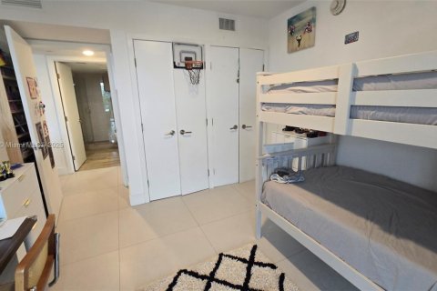 Condo in Bay Harbor Islands, Florida, 2 bedrooms № 1972765 - photo 24