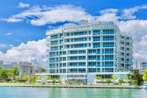 Condo in Bay Harbor Islands, Florida, 2 bedrooms № 1972765 - photo 4