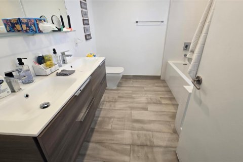 Condo in Bay Harbor Islands, Florida, 2 bedrooms № 1972765 - photo 22