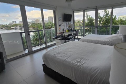 Condo in Bay Harbor Islands, Florida, 2 bedrooms № 1972765 - photo 20