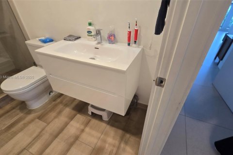 Condo in Bay Harbor Islands, Florida, 2 bedrooms № 1972765 - photo 15