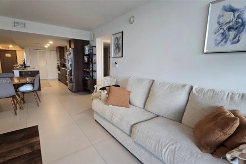 Condo in Bay Harbor Islands, Florida, 2 bedrooms № 1972765 - photo 13