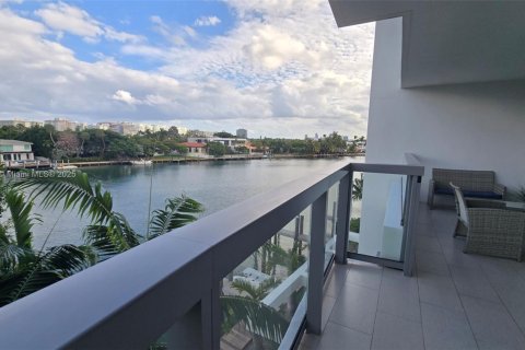 Condo in Bay Harbor Islands, Florida, 2 bedrooms № 1972765 - photo 18