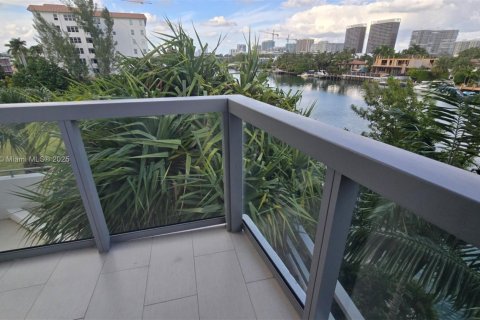 Condo in Bay Harbor Islands, Florida, 2 bedrooms № 1972765 - photo 19