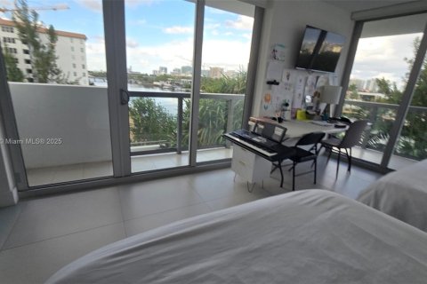 Condo in Bay Harbor Islands, Florida, 2 bedrooms № 1972765 - photo 21