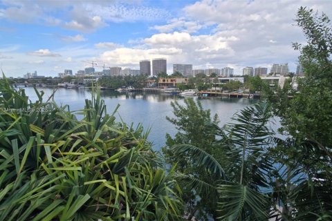 Condo in Bay Harbor Islands, Florida, 2 bedrooms № 1972765 - photo 29