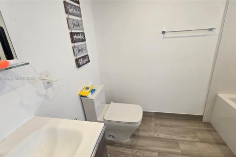 Condo in Bay Harbor Islands, Florida, 2 bedrooms № 1972765 - photo 25