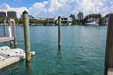 Condo in Bay Harbor Islands, Florida, 2 bedrooms № 1972765 - photo 8