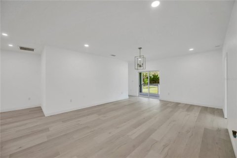 Casa en venta en Dade City, Florida, 4 dormitorios, 261.52 m2 № 2116312 - foto 9