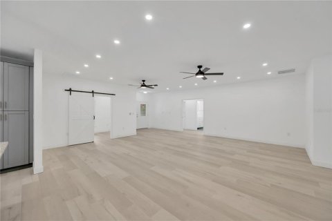 Casa en venta en Dade City, Florida, 4 dormitorios, 261.52 m2 № 2116312 - foto 7