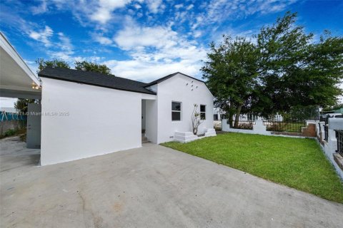 House in Miami, Florida 3 bedrooms, 61.69 sq.m. № 1842488 - photo 1