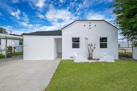 House in Miami, Florida 3 bedrooms, 61.69 sq.m. № 1842488 - photo 2