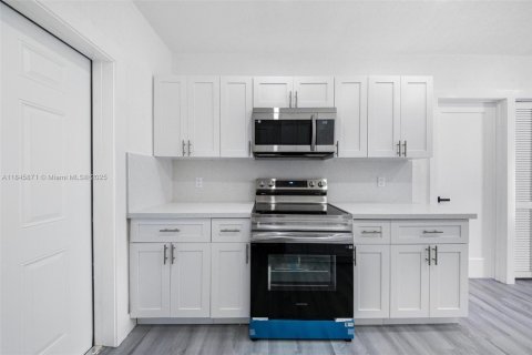 House in Miami, Florida 3 bedrooms, 61.69 sq.m. № 1842488 - photo 11