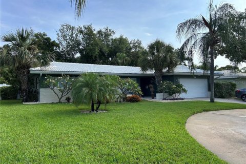 House in Clearwater, Florida 4 bedrooms, 194.35 sq.m. № 2225830 - photo 3