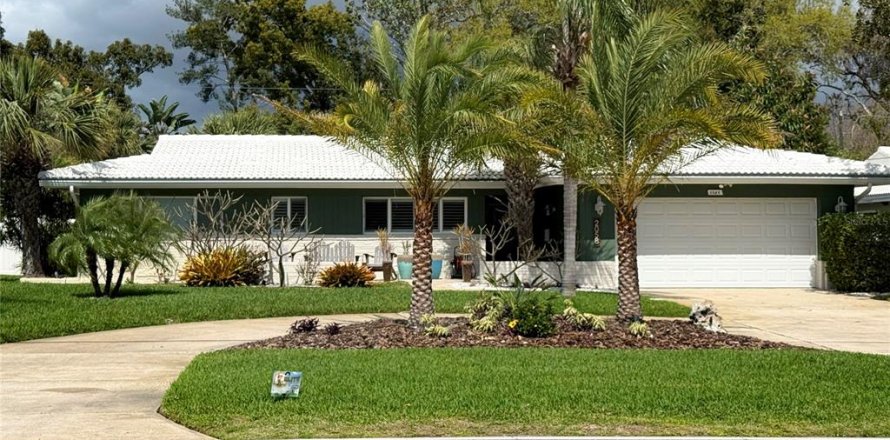 House in Clearwater, Florida 4 bedrooms, 194.35 sq.m. № 2225830
