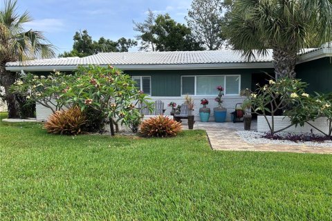 House in Clearwater, Florida 4 bedrooms, 194.35 sq.m. № 2225830 - photo 2