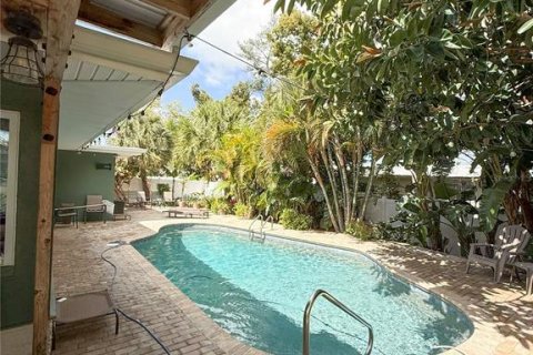 House in Clearwater, Florida 4 bedrooms, 194.35 sq.m. № 2225830 - photo 15