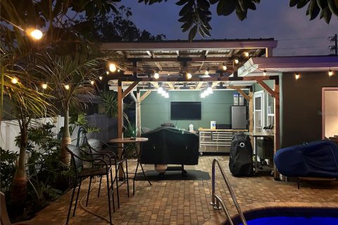 House in Clearwater, Florida 4 bedrooms, 194.35 sq.m. № 2225830 - photo 13