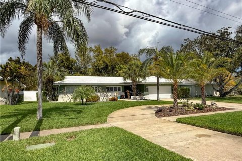 House in Clearwater, Florida 4 bedrooms, 194.35 sq.m. № 2225830 - photo 5