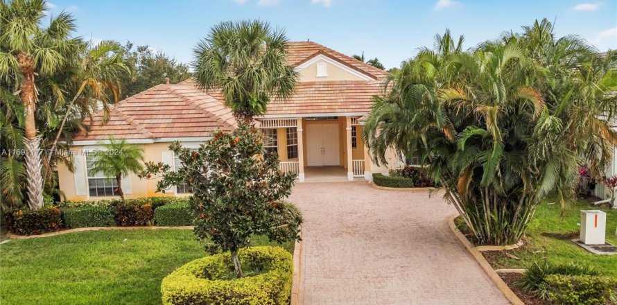 House in Port St. Lucie, Florida 4 bedrooms, 254.27 sq.m. № 1937755