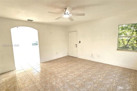 Снять в аренду коммерческую недвижимость в Майами, Флорида 2 спальни, № 2006568 - фото 2