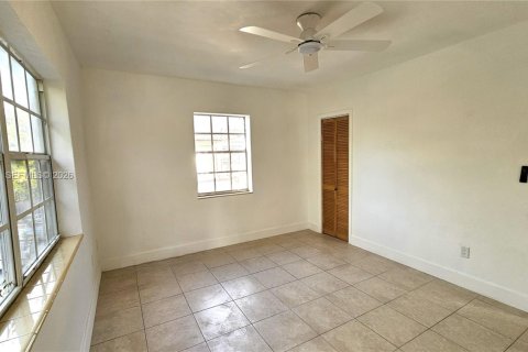 Снять в аренду коммерческую недвижимость в Майами, Флорида 2 спальни, № 2006568 - фото 6