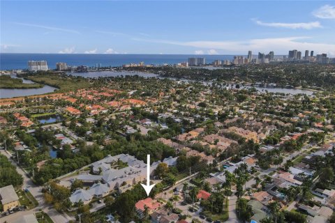 House in Hollywood, Florida 3 bedrooms, 161.65 sq.m. № 2010830 - photo 6