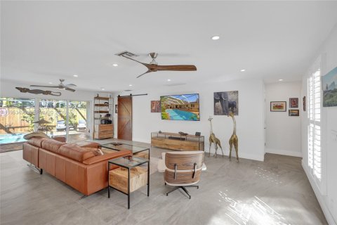 House in Hollywood, Florida 3 bedrooms, 161.65 sq.m. № 2010830 - photo 12