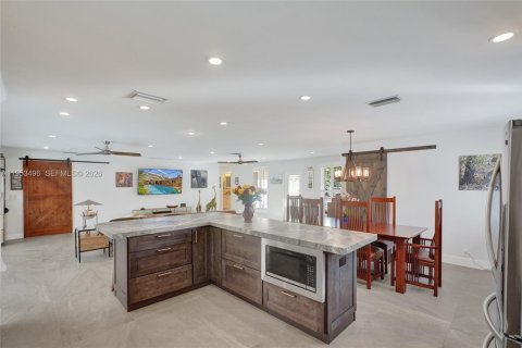 House in Hollywood, Florida 3 bedrooms, 161.65 sq.m. № 2010830 - photo 14