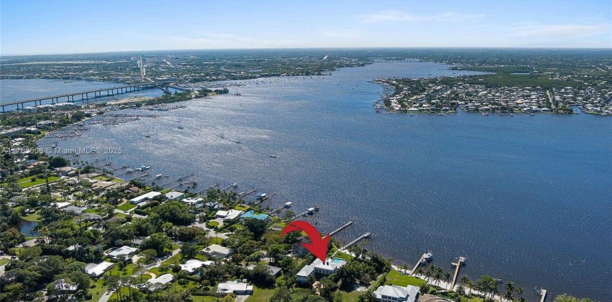 House in Stuart, Florida 6 bedrooms, 572 sq.m. № 1699401