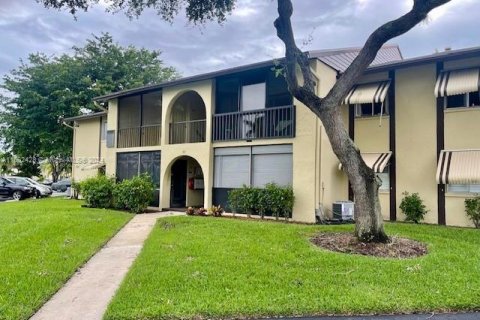 Condo in Greenacres, Florida, 2 bedrooms  № 1859794 - photo 1