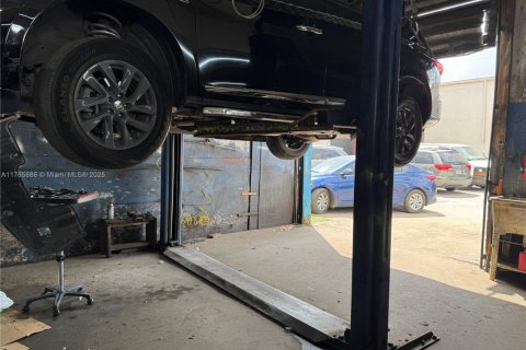 Commercial property in Opa-locka, Florida № 1985424 - photo 7