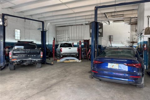 Commercial property in Opa-locka, Florida № 1985424 - photo 4